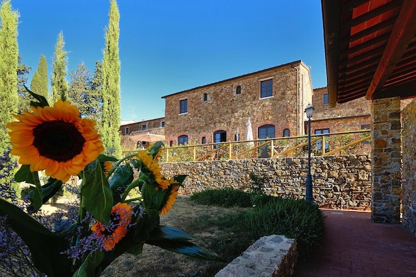 Foto van Antico Borgo Casalappi, appartementen in Campiglia Marittima - ExteriorSummer