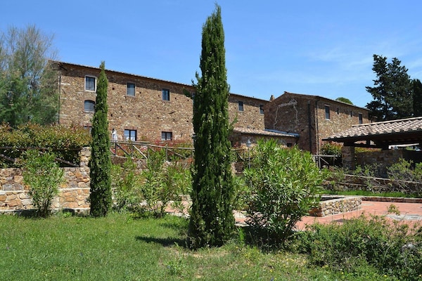 Foto van Antico Borgo Casalappi, appartementen in Campiglia Marittima - ExteriorSummer