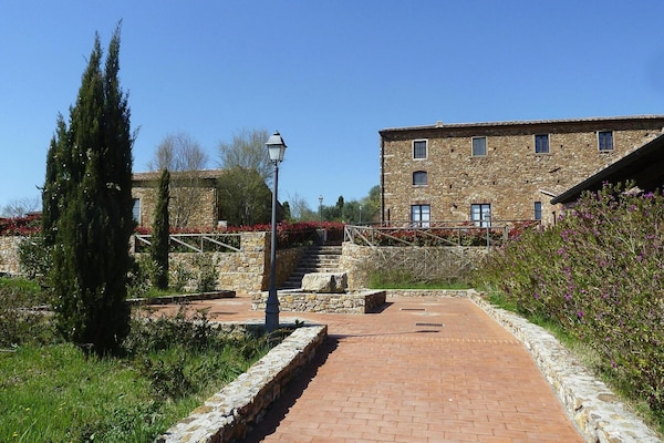 Foto van Antico Borgo Casalappi, appartementen in Campiglia Marittima - ExteriorSummer