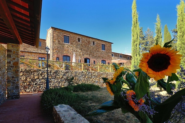 Foto van Antico Borgo Casalappi, appartementen in Campiglia Marittima - ExteriorSummer