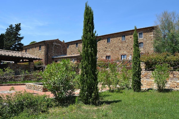 Foto van Antico Borgo Casalappi, appartementen in Campiglia Marittima - ExteriorSummer