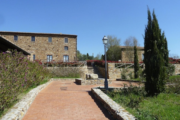 Foto van Antico Borgo Casalappi, appartementen in Campiglia Marittima - ExteriorSummer