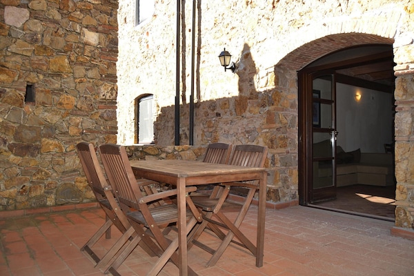 Foto van Antico Borgo Casalappi, appartementen in Campiglia Marittima - ExteriorSummer