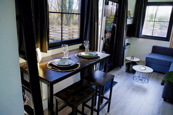 Foto van Tiny House in Hoogersmilde met tuin en parkeergelegenheid - DiningRoom