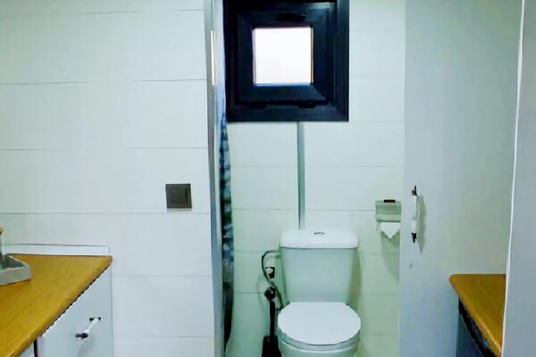 Foto van Tiny House in Hoogersmilde met tuin en parkeergelegenheid - BathRoom