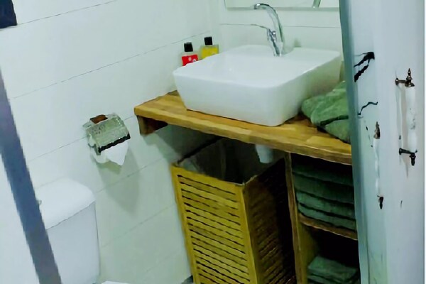 Foto van Tiny House in Hoogersmilde met tuin en parkeergelegenheid - BathRoom