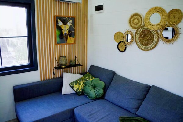 Foto van Tiny House in Hoogersmilde met tuin en parkeergelegenheid - LivingRoom