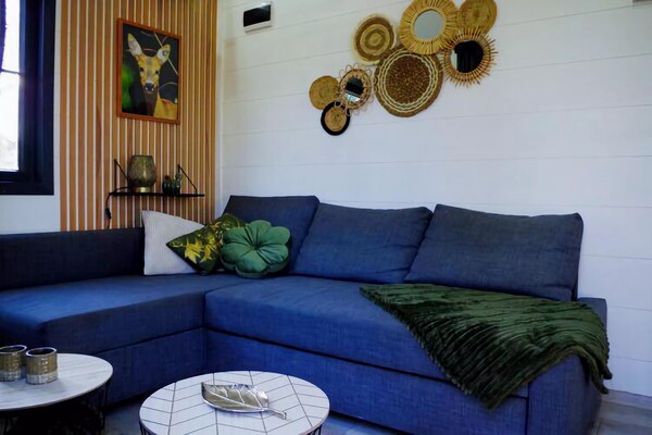 Foto van Tiny House in Hoogersmilde met tuin en parkeergelegenheid - LivingRoom