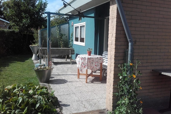 Foto van Leuke bungalow met zonnige tuin - Vakantiehuis in Sint Maartenszee - TerraceBalcony