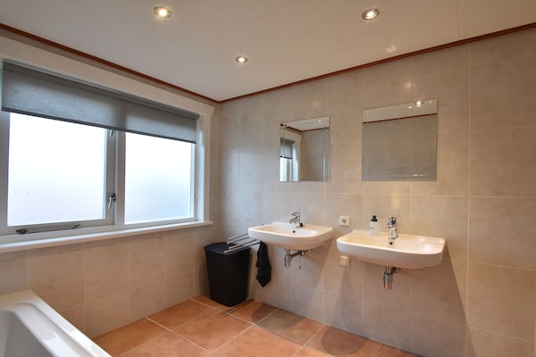 Foto van Vakantiehuis met infraroodsauna in Callantsoog - Vakantiehuis in Callantsoog - BathRoom