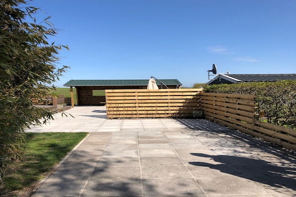 Foto van Chalet in Wiringherlant met Tuinterras - Vakantiehuis in Hippolytushoef - GardenSummer