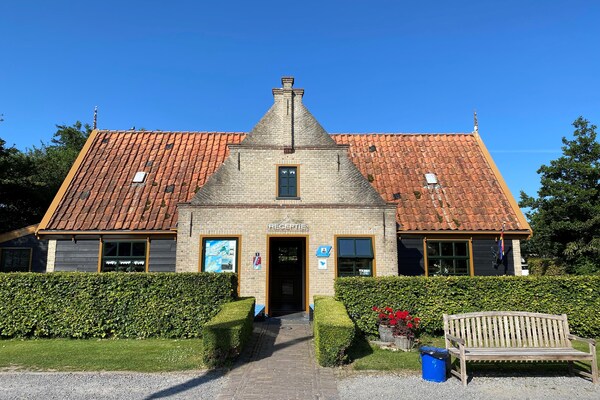 Foto van Chalet aan de Waddenzee met Tuin - Vakantiehuis in Hippolytushoef - ParkFacilities