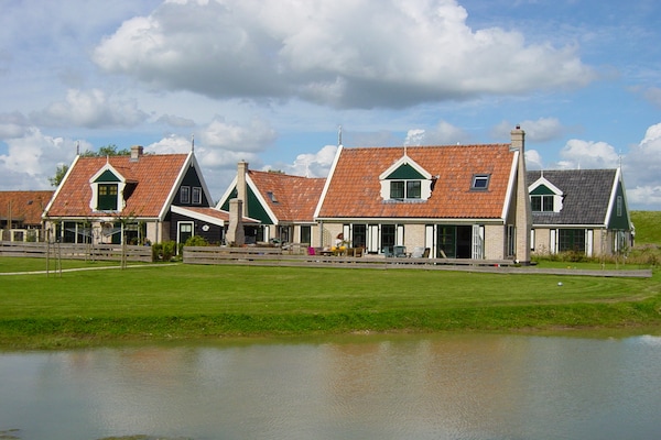Foto van Chalet aan de Waddenzee met Tuin - Vakantiehuis in Hippolytushoef - AreaSummer1KM