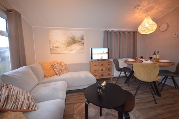Foto van Chalet aan de Waddenzee met Tuin - Vakantiehuis in Hippolytushoef - LivingRoom