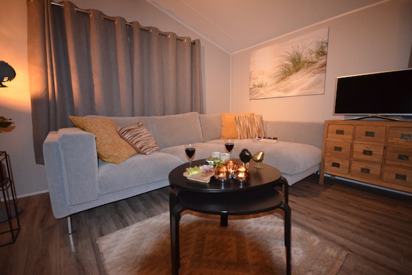 Foto van Chalet aan de Waddenzee met Tuin - Vakantiehuis in Hippolytushoef - LivingRoom