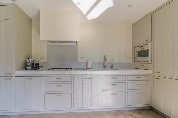 Foto van Sfeervolle 8 persoons villa met hottub bij bos - Vakantiehuis in De Koog - Kitchen
