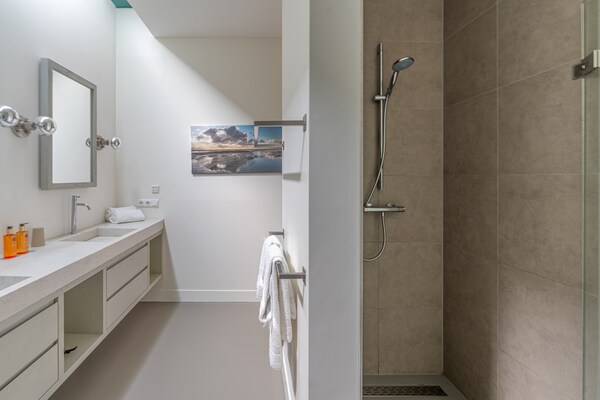 Foto van Sfeervolle 8 persoons villa met hottub bij bos - Vakantiehuis in De Koog - BathRoom