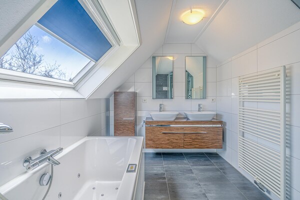 Foto van Sfeervolle villa met stoomcabine en bubbelbad - Vakantiehuis in De Koog - BathRoom