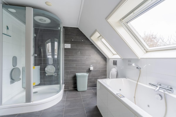 Foto van Sfeervolle villa met stoomcabine en bubbelbad - Vakantiehuis in De Koog - BathRoom