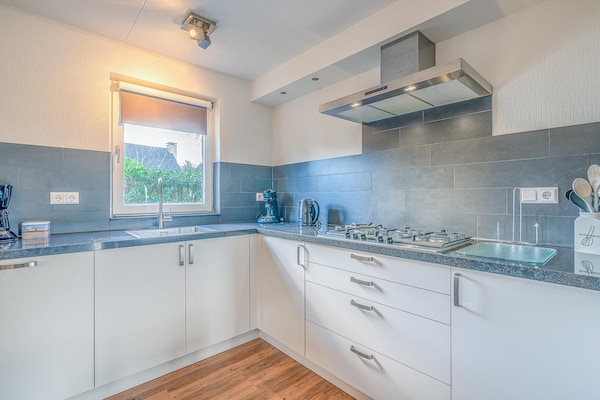 Foto van Sfeervolle villa met stoomcabine en bubbelbad - Vakantiehuis in De Koog - Kitchen