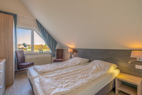 Foto van Sfeervolle villa met riante tuin aan het water - Vakantiehuis in De Koog - BedRoom
