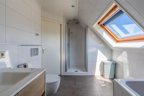 Foto van Sfeervolle villa met riante tuin aan het water - Vakantiehuis in De Koog - PoolOfHouse