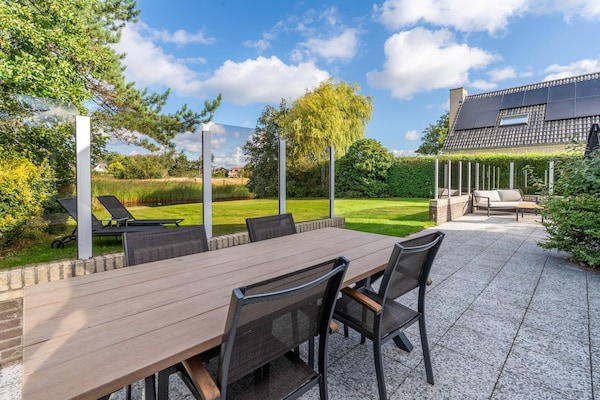 Foto van Sfeervolle villa met riante tuin aan het water - Vakantiehuis in De Koog - TerraceBalcony