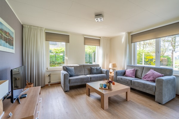 Foto van Sfeervolle villa met riante tuin aan het water - Vakantiehuis in De Koog - LivingRoom