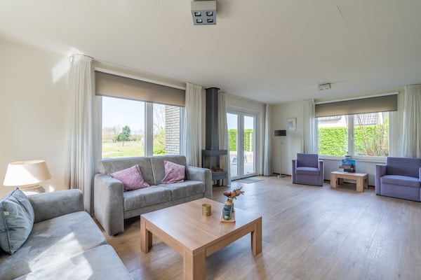 Foto van Sfeervolle villa met riante tuin aan het water - Vakantiehuis in De Koog - LivingRoom