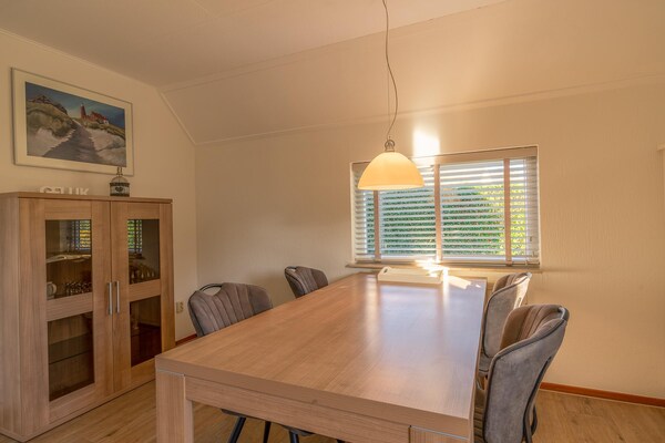 Foto van Sfeervolle villa met riante tuin aan het water - Vakantiehuis in De Koog - DiningRoom