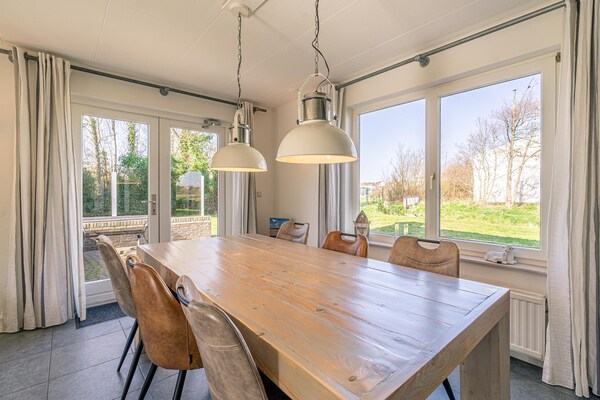 Foto van Sfeervolle villa nabij zee en bos - Vakantiehuis in De Koog - DiningRoom