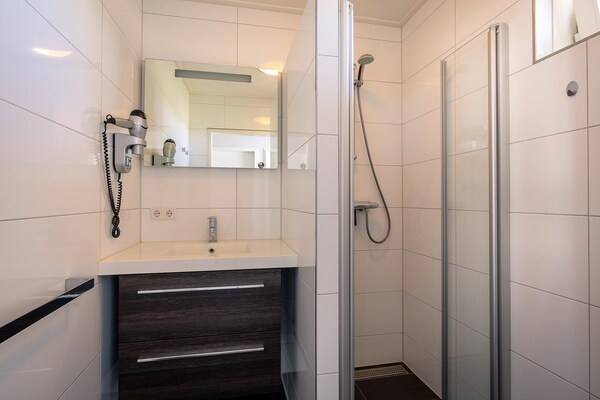 Foto van Sfeervolle vrijstaande bungalow voor 4 personen - Vakantiehuis in De Koog - BathRoom