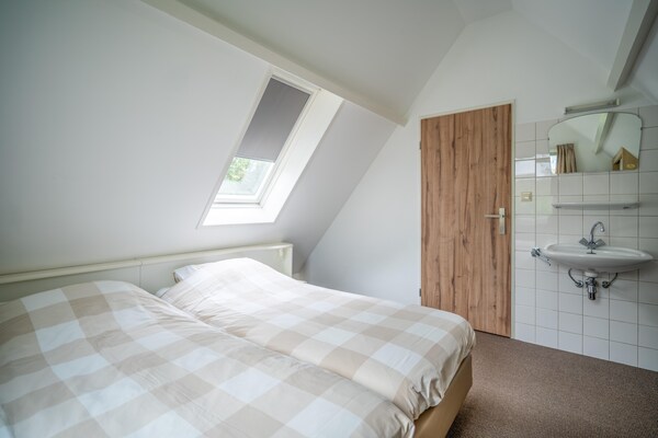 Foto van Smaakvol en modern ingerichte 5 persoons bungalow - Vakantiehuis in De Waal - BedRoom