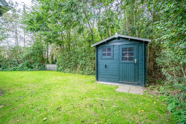 Foto van Smaakvol en modern ingerichte 5 persoons bungalow - Vakantiehuis in De Waal - GardenSummer