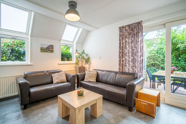 Foto van Smaakvol en modern ingerichte 5 persoons bungalow - Vakantiehuis in De Waal - LivingRoom