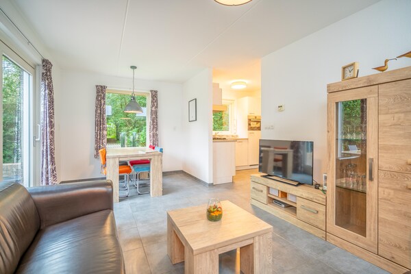 Foto van Smaakvol en modern ingerichte 5 persoons bungalow - Vakantiehuis in De Waal - LivingRoom