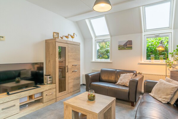Foto van Smaakvol en modern ingerichte 5 persoons bungalow - Vakantiehuis in De Waal - LivingRoom