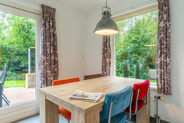 Foto van Smaakvol en modern ingerichte 5 persoons bungalow - Vakantiehuis in De Waal - DiningRoom