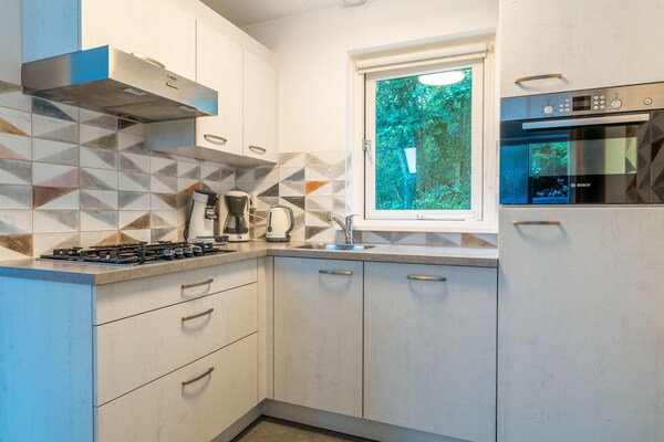 Foto van Smaakvol en modern ingerichte 5 persoons bungalow - Vakantiehuis in De Waal - Kitchen