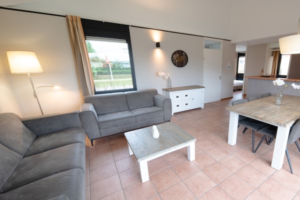 Foto van Zevenhuizen Verblijf met Bubbelbad - Vakantiehuis in Zevenhuizen - LivingRoom