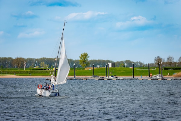 Foto van Vakantiehuis bij Jachthaven met Sauna & Spelkamer - Vakantiehuis in Maurik - AreaSummer20KM