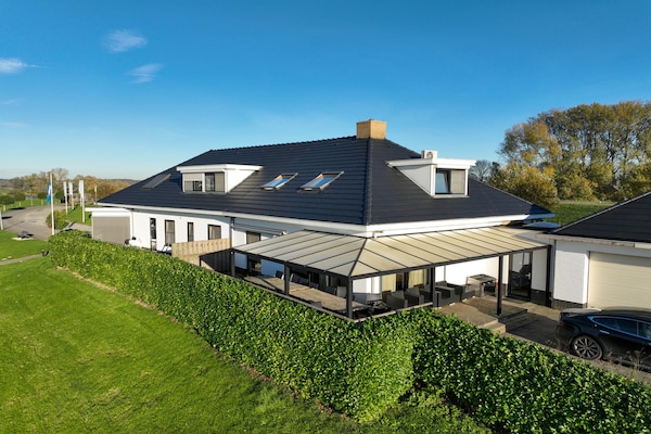 Foto van Vakantiehuis bij Jachthaven met Sauna & Spelkamer - Vakantiehuis in Maurik - ExteriorSummer