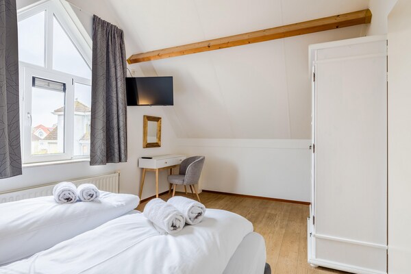 Foto van Villa in Banjaard bij de Noordzee - Vakantiehuis in Kamperland - BedRoom