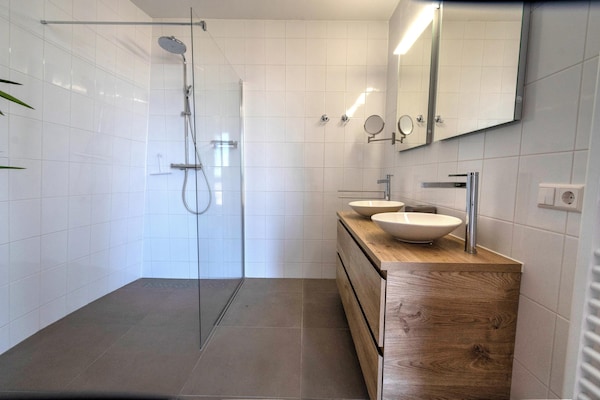 Foto van Appartement Scherpenisse bij Oosterschelde - Vakantiehuis in Scherpenisse - BathRoom