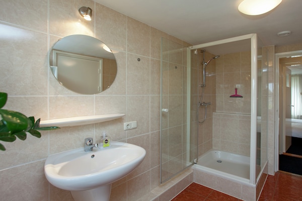 Foto van Huisje in Leenderstrijp natuurgebied - Vakantiehuis in Leende - BathRoom