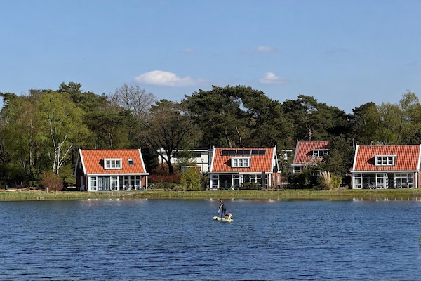 Foto van Privé sauna-lodge in Otterlo - Vakantiehuis in Otterlo - Water view