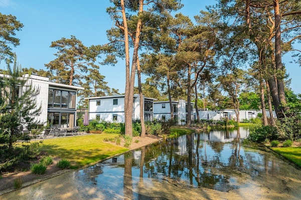 Foto van Relaxed Woodland Chalet voor 6 personen - Vakantiehuis in Otterlo - Water view
