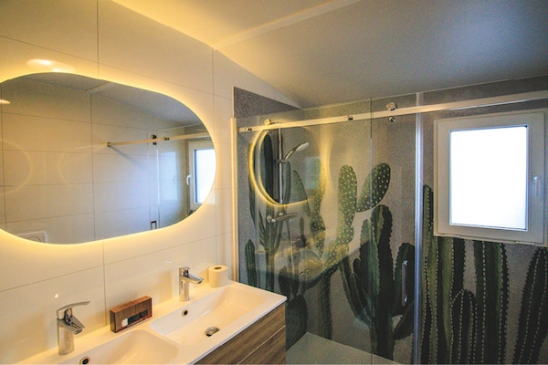 Foto van Premium saunalodge voor 8 personen in Slagharen - Vakantiehuis in Slagharen - BathRoom