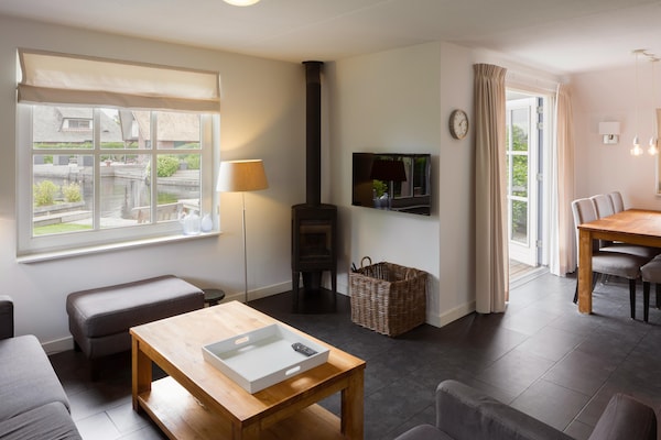 Foto van Ontsnappen aan het meer bij Giethoorn - Vakantiehuis in Wanneperveen - LivingRoom