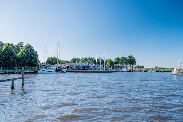 Foto van Villa aan het water met aanlegsteiger - Vakantiehuis in Balk - AreaSummer1KM